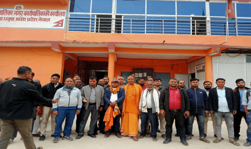 सरुवा भएको डेढ महिना नबित्दै हँसपुरको प्रशासकीय अधिकृतमा पुनः हाजिर भए ठाकुर