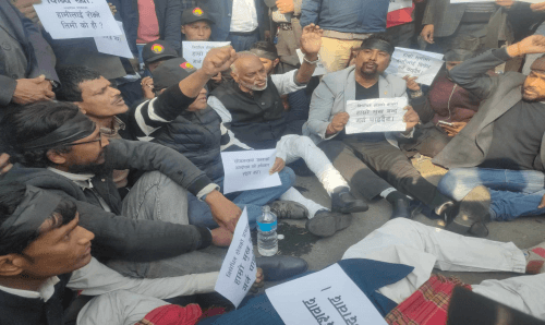 काठमान्डौँमा निषेधित क्षेत्र तोड्ने प्रयास गरेपछि महतोलाई धक्कामुक्की, एक जना बेहोस
