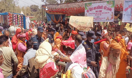 आस्थाः हावाहुरी र बर्षालाई पन्छाउँदै परिक्रमाको धार्मिक लस्कर आज धनुषाको औरहीमा