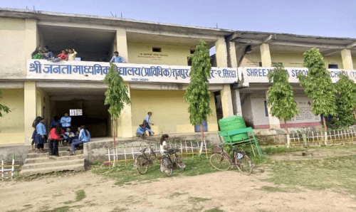 जातीय राजनीतिको चक्कीमा पिसिल्दै सिरहा राजपुरको सरकारी स्कूल