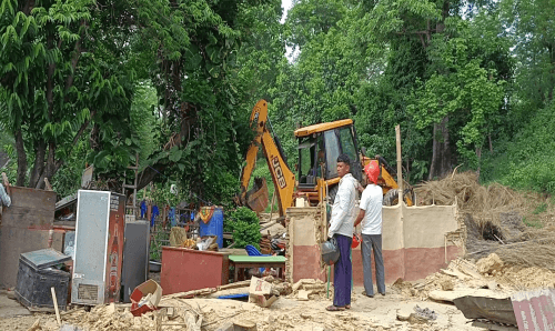 सिरहाको चोहर्बास्थित वनको जग्गामा बनाइएको होटेल र टहरामा चल्यो डोजर