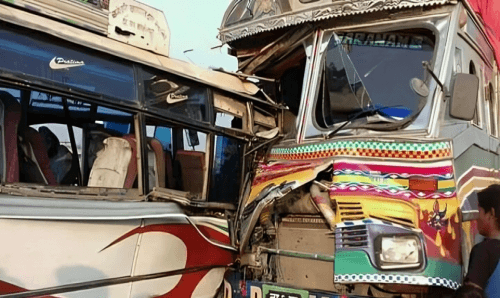बस र ट्रक ठोक्किँदा १० घाईते, ७ जनाको अवस्था गम्भिर