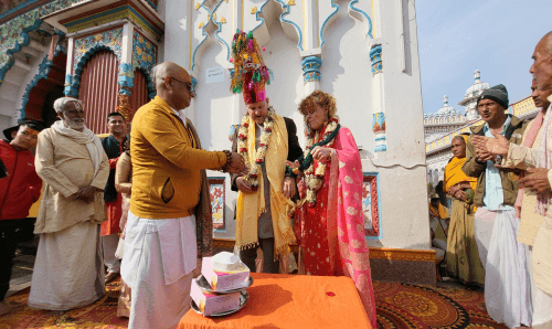जनकपुरको सुन्दरताः बेलायती राजदुतले जानकी मन्दिरमा हिन्दु परम्परा अनुसार मनाए वैवाहिक वर्षगाँठ
