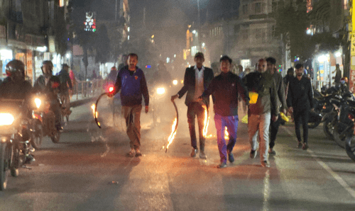 विकास गर्नुको साटो अस्पताल अनुगमन गरेको भन्दै मुख्यमन्त्रीविरुद्ध मशाल जुलुस