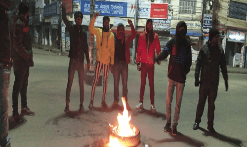 'पहिले मलखाद दे, अनि भोट खसा' भन्दै जनमत र किसानहरुले जनकपुरमा बिहानैदेखि बाले टायर