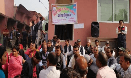 सरकारी स्कूलका शिक्षकहरु धर्नामा