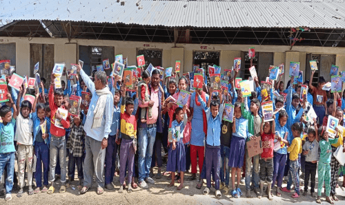 छोराको जन्मदिनमा समाजवादी विद्यार्थी युनियनका सिरहा जिल्ला अध्यक्षले स्कूलमा बाँडे शैक्षिक समाग्री