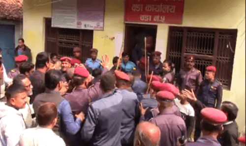 जनकपुरमा वडा सदस्य र प्रहरीबीच झडप : प्रहरीले वर्षायो लाठी !