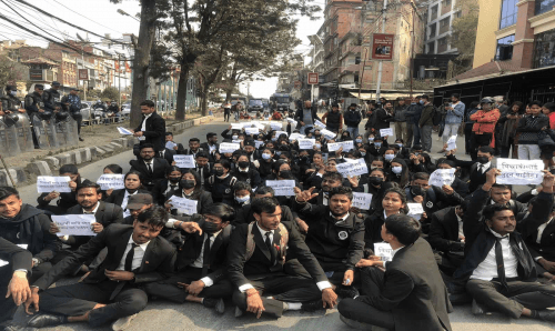 'कलेजमा विद्यार्थी लुटन पाईदैन' भन्दै चक्रवर्ती ल कलेजका विद्यार्थी आन्दोलनमा