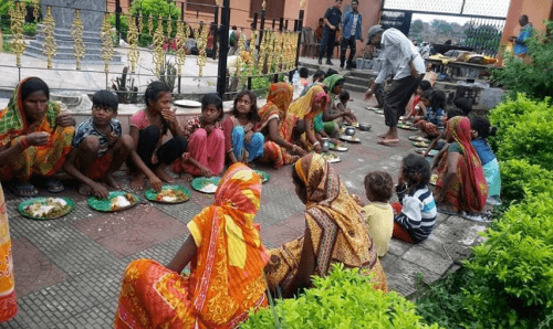 सिरहाका यी बाढीपीडितहरु ४८ घण्टापछि  खान पाएर  भावुक भए !