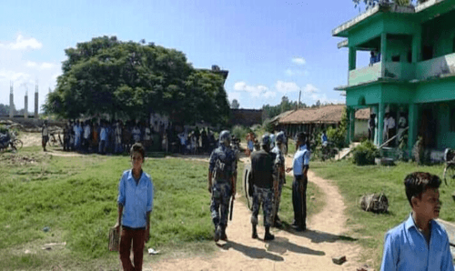 सर्लाहीको हरिपुर्वा विद्यालयमा मुक्कामुक्की