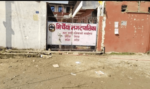 सिरहाको मिर्चैया नगरपालिकामा ढुँगामुढाबीच तालाबन्दी, ३ घाईते, वार्ताको माध्यमबाट समाधानको अपिल