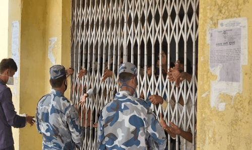 ४०० बढी भारतीय नागरिकलाई भित्र कोचियो