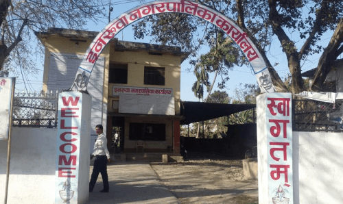 राहत वितरणमा विभेद गरेको भन्दै वडाध्यक्ष उपर हातपात !