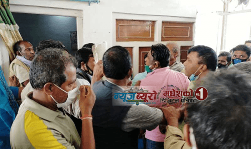 जनकपुरः राहतको लागि दुई पार्टीबीच झडप, गाउँपालिका अध्यक्ष थुनिए !