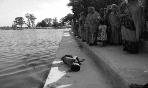 पोखरीमा नुहाउन गएका बालक डुबे !