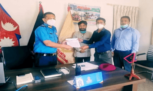 व्यापारी उपर लाठी बर्साउने प्रहरीलाई कारवाहीको माग