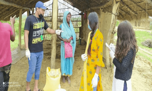 विपन्नलाई खोजी खोजी राहत बाँडदै 'मिथिला वाइल्ड लाइफ ट्रस्ट'