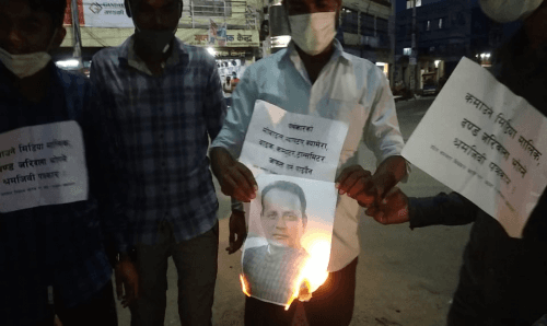 सँचारकर्मीहरुले मुख्ममन्त्री र मन्त्रीको पुतला जलाए