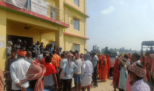 मेयरलाई स्थानीय जनताहरुले घेरेपछि...