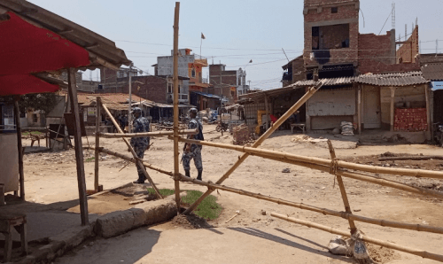 रक्सी खान नेपाल छिर्न नदिएपछि सीमामा भारतीयले सशस्त्र प्रहरीको बर्दी च्याते