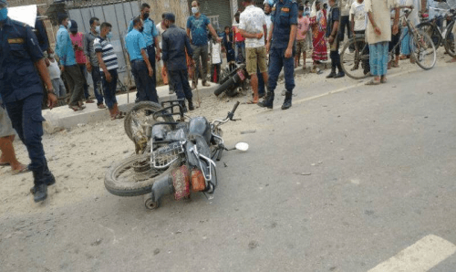 दुई मोटरसाईकल ठोक्किदाँ ३ जना घाईते