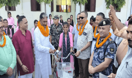 महोत्तरीको मटिहानीमा छात्राहरुलाई निःशुल्क साईकल