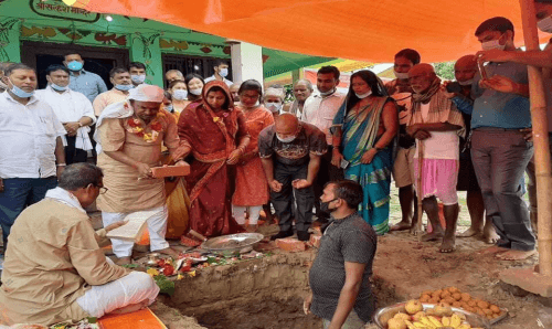सिरहाको सल्हेश गहबरमा सल्हेश मन्दिर बन्दै