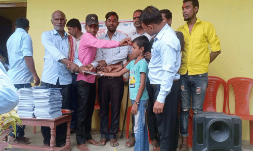 बाल दिवसमा सर्लाहीको जनशक्ति युवा क्लबले बालबालिकालाई शैक्षिक समाग्री बाँडे
