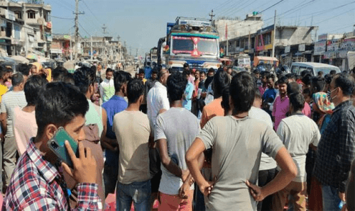 ठेकेदार विरुद्ध स्थानीयहरु सडकमा