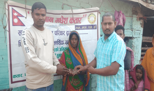 मोटोको ढिस्कोमा पुरिएर बाँचेकी मन्जुलाई सम्मान मधेशको १ लाख सहयोग