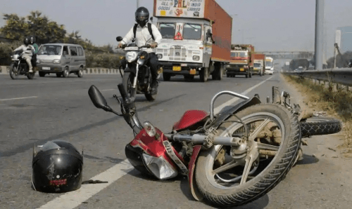 तीन जना सवार मोटरसाइकल ओभर स्पीड हुँदा एक जनाको मृत्यू !