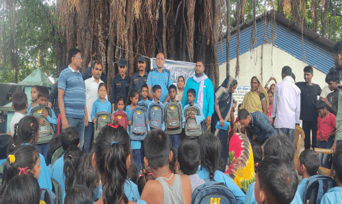 सिरहाको नरहामा गरिब, विपन्न, दलित बालबालिकालाई शैक्षिक समाग्री