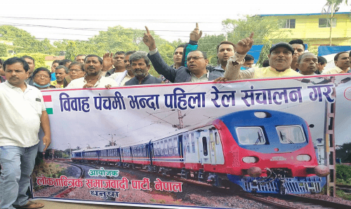 'विवाहपँचमी भन्दा अघि रेल सँचालन गर' भन्दै आन्दोलन सुरु