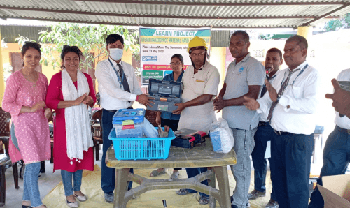 धनुषाको गिद्धा स्कूलमा आसमान नेपालको ४१ प्रकारको प्राविधिक समाग्री सहयोग