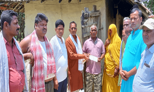 धनुषामा चटयाँग (ठन्का) लागेर मृत्यू भएकी परिवारलाई कमला नगरपालिकाको आर्थिक सहयोग