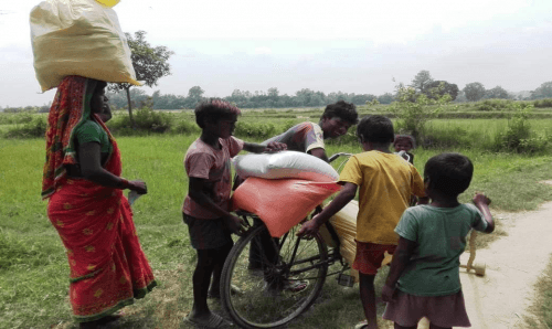 सिरहाको विपन्न वस्तीमा 'समाजिक सँस्था 'स्टोरिज अफ नेपाल' को राहत