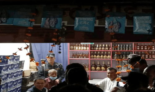 जनकपुरः रक्सी पसलबाट घुससहित प्रहरीको बरिष्ठ सई रँगेहात पक्राउ