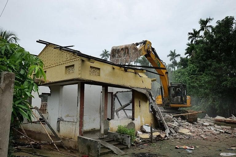 भारतको असममा भत्काईएको घर