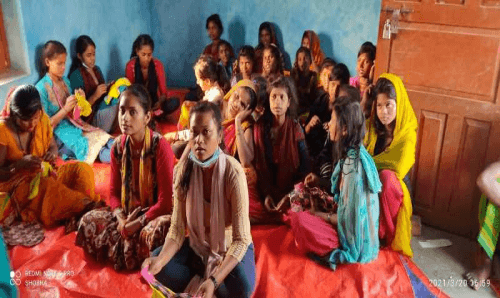 सनराईज युथ सिरहाद्धारा महिलालाई प्याड बनाउने तालिम