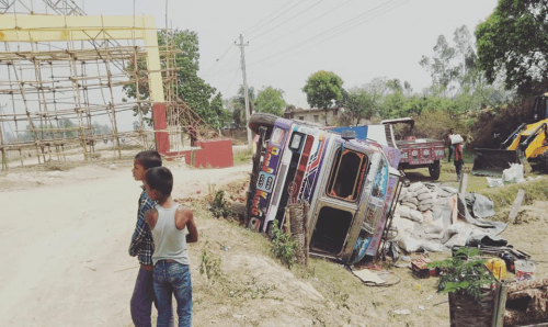 हावाहुरी र असिनाले माटो बगाउँदा ट्रक पल्टियो