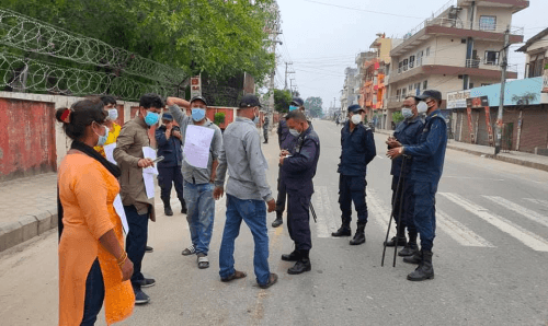जनकपुरमै 'सरकार कहाँ है रे तु' भन्दै सरकार खोज्दै युवाहरु सडकमा