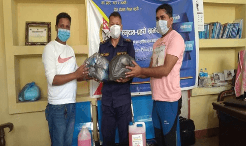 सिरहाको लहान प्रहरीलाई नमस्ते रिकन्डिस हाउसद्धारा ५००० मास्क सहित सुरक्षा समाग्री