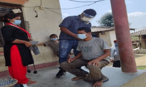 धनुषाधामका जनप्रतिनीधि र कर्मचारी घर-घर गएर उपचार तथा औषधी दिँदै