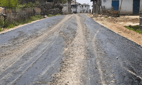सिरहाः बिना उपभोक्ता समिति र टेन्डरकै कालोपत्रे, रकम झवाम्म पार्ने नेताको दाउ