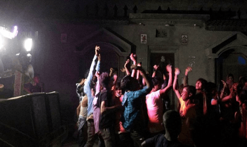 जनकपुरः कोरोनामा प्रहरीकै अगाडी 'कोराना से न कम छे तु गे'