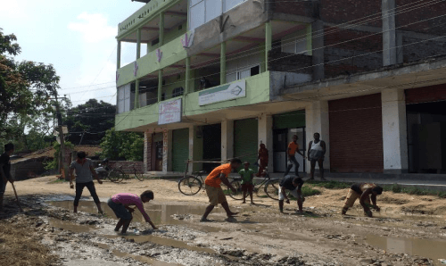 गाउँपालिका अगाडी युवाहरुले रोपे धान
