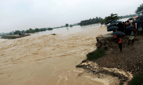 कमला नदीमा खतराको घण्टी, नदीमा फँसेका तीन जनालाई नेपाली सेनाले गरे उद्धार