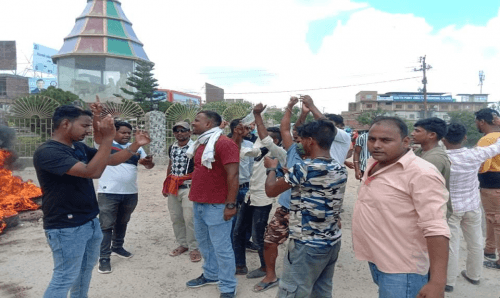 जनकपुरः देउवालाई प्रधानमन्त्री बनाउने परमादेशको विरोध गर्दै ओली समर्थकहरु टायर बाले
