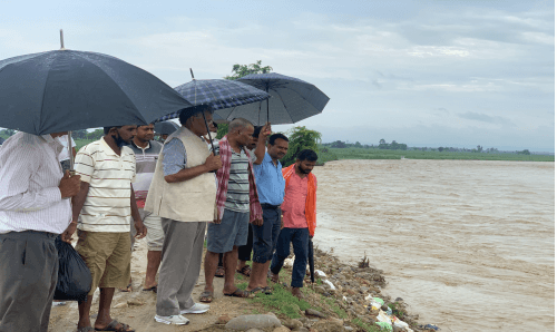 भत्किरहेको कमला बाँध पुगे मातृका यादव, बाँध मर्मतको लागि ५० लाख